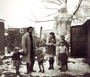 Marcel met zijn kinderen bij de reuzesneeuwvrouw.